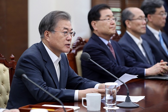 ▲ 문재인 대통령이 20일 오후 청와대에서 수석·보좌관회의를 주재하고 있다. ⓒ청와대