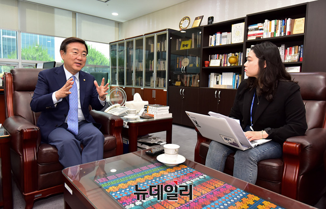 ▲ 20일 국회 의원회관에서 김종석 자유한국당 의원과 '문재인 정부 2주년 평가' 인터뷰를 진행했다. ⓒ정상윤 기자