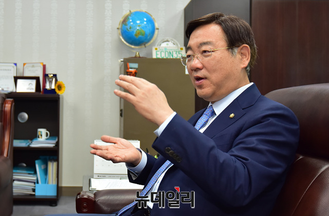 ▲ 자유한국당 김종석 의원은 20일 문재인 정부 경제 정책과 관련 