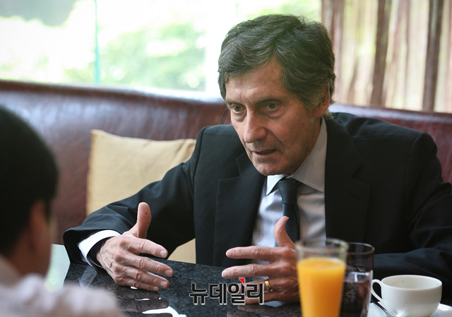 ▲ 지난 16일 서울 소공동 롯데호텔에서 본지와 만난 조셉 디트라니 전 미국 국가정보국(DNI) 산하 국가비확산센터(NCPC) 소장이 북한 비핵화 협상 전략에 대해 조언을 하고 있다. 디트라니 전 소장은 미국 차석대표로 6자회담을 진행해 9.19공동 선언문을 이끌어낸 경험이 있는 ‘대북 협상 전문가’이다.ⓒ박성원 기자