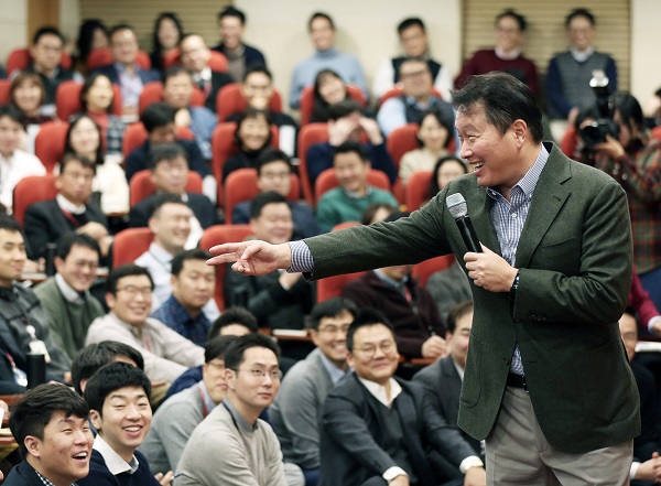 ▲ 최태원 SK 회장(오른쪽)이 지난 1월 서울 종로 SK서린빌딩에서 열린 ‘행복토크’에서 임직원과 소통하고 있다. ⓒSK