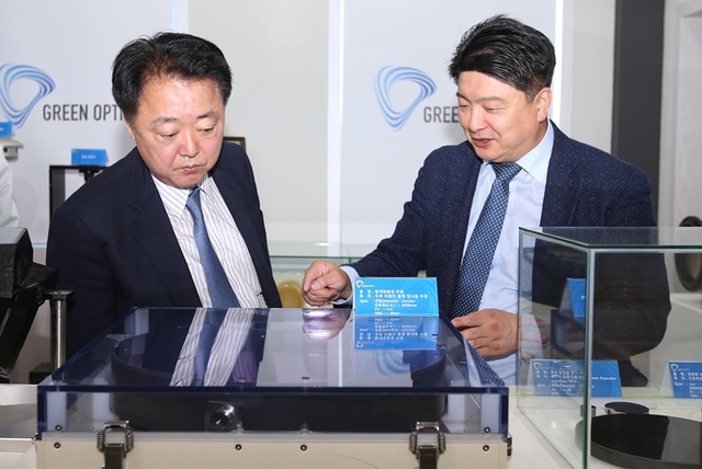 ▲ 21일 한범덕 청주시장이 청주시 청원구 오창읍 오창과학산업단지내 (주)그린광학을 방문해 첨단 신소재 렌즈 개발 가공 기술에 대한 설명을 듣고 있다.ⓒ청주시