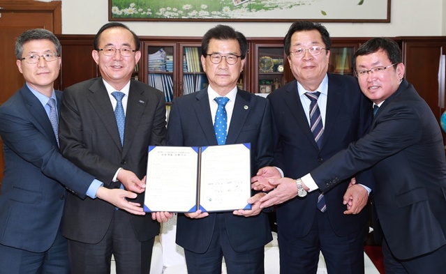 ▲ 21일 이시종 충북도지사와 이상천 제천시장, 유향렬 한국남동발전(주) 사장, 오세철 삼성물산(주) 부사, 이화련 대화건설 대표, 한경환 제천그린에너지(주) 대표는 충북도청에서 제천 왕암 연료전지발전사업 투자협약을 체결했다.ⓒ충북도