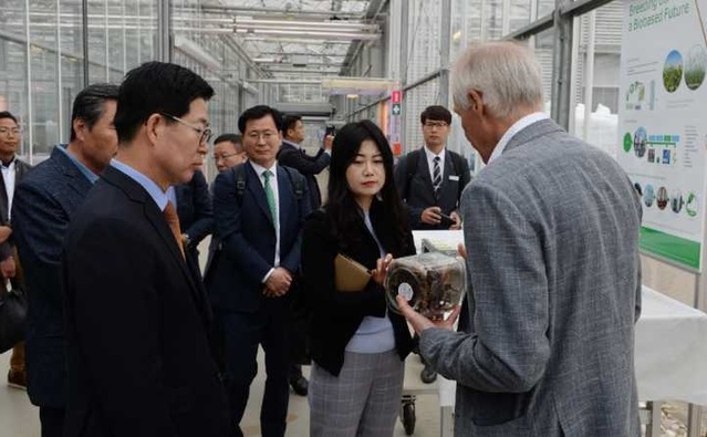 ▲ 양승조 충남도지사가 20일 네덜란드 자이홀란트시에 있는 세계원예센터(월드호티센터)를 견학했다.ⓒ충남도