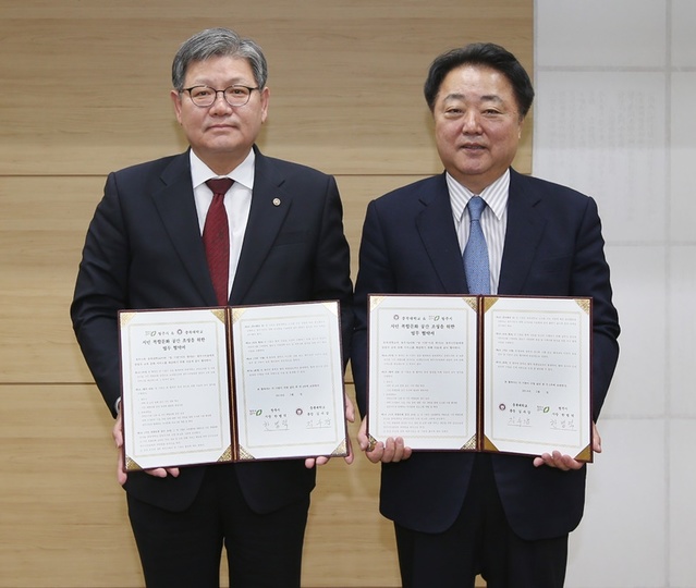 ▲ 21일 김수갑 충북대 총장과 한범덕 청주시장은 협약을 통해 도서관내 시민복합 문화 공간에 시민전용 문화 공간, 열람실, 자료 검색대, 그룹 스터디룸, 세미나실을 조성하기로 했다.ⓒ청주시