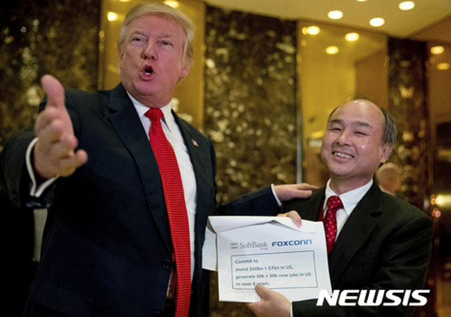 ▲ 2016년 12월 도널드 트럼프의 대통령 당선 직후 미국을 찾은 손정의 소프트뱅크 회장. 당시 트럼프 대통령은 손 회장을 극찬했다. ⓒ뉴시스. 무단전재 및 재배포 금지.