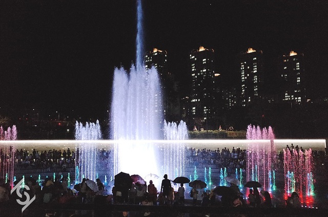 ▲ 세종시가 어진동 방축천 특화거리를 찾는 시민들에게 다양한 볼거리를 제공하기 위해 지난 1일부터 음악분수를 운영하고 있다.ⓒ세종시