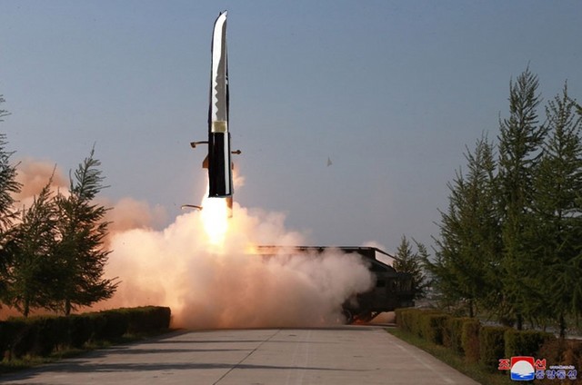 ▲ 21일 SNS에서 화제가 된 '단도 미사일' 패러디 사진.