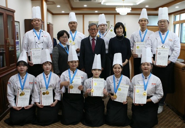 ▲ 대한민국 국제요리&제과 경연대회’에 출전해 수상한 학생들이 대학 총장실에서 조남근 총장(가운데), 지도교수들과 기념촬영을 하고 있다.ⓒ대원대학교