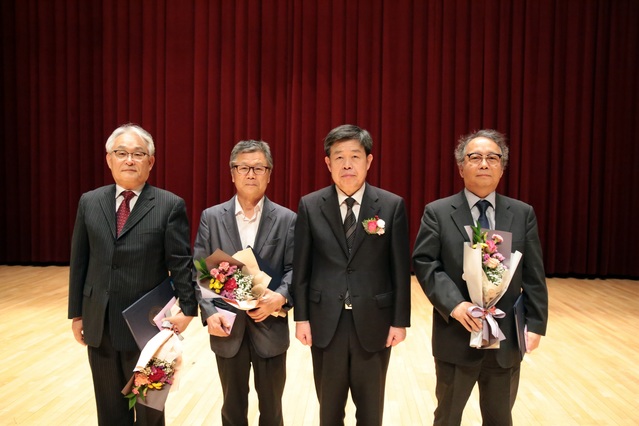 ▲ 제38회 스승의 날 기념 정부포상으로는 기계공학과 이상우 교수가 대통령 표창, 기계시스템공학과 주백석 교수가 국무총리 표창, 화학소재융합공학부 김태오 교수 등 4명이 장관 표창을 받았다.ⓒ금오공대