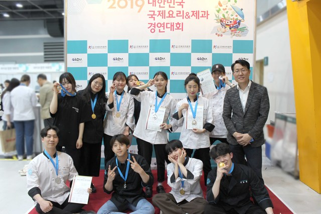 ▲ 영진전문대학교 글로벌조리반 학생들이‘2019 대한민국 국제요리 & 제과 경연대회’에서 참가자 전원이 입상한 가운데 시상식을 마치고 지도교수와 기념촬영에 나선 모습.ⓒ영진전문대