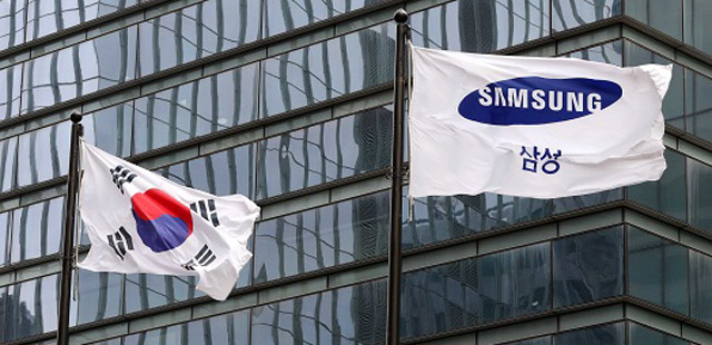 ▲ 바람에 펄럭이는 태극기와 삼성전자 깃발. 미국의 화웨이 제재는 마냥 좋아할 일만은 아니라는 게 전문가들의 지적이다. ⓒ뉴시스. 무단전재 및 재배포 금지.