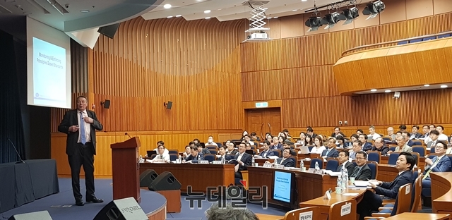 ▲ 폴 조지 영국 재무보고위원회(FRC) 기업지배구조·보고 담당 전무는 21일 오후 2시 국회에서 열린 원칙중심 회계 종합 특별세미나에서 주제 발표를 진행했다. ⓒ뉴데일리