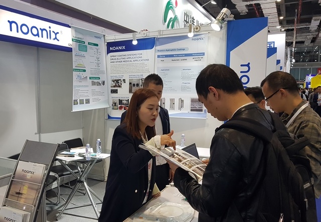 ▲ 지난 14~17일 상하이에서 열린 국제의료기기박람회 충북관에서 고객들이 충북업체의 제품을 살펴보고 있다.ⓒ충북도