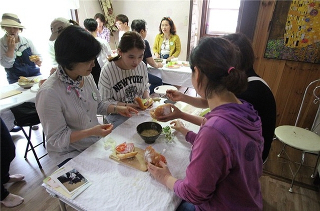 ▲ 서울시 주부들이 울진의 맛과 멋을 체험하고 있다.ⓒ울진군