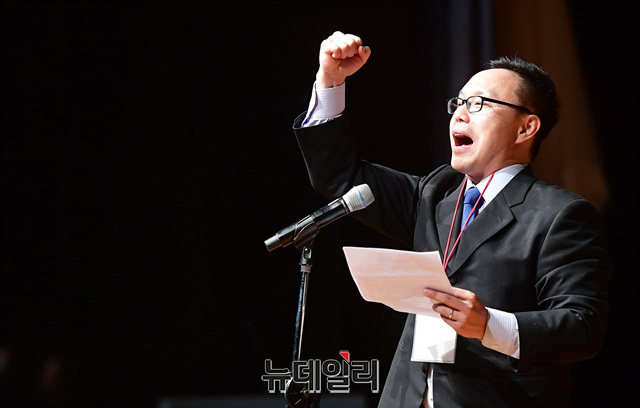 ▲ 지난 21일 서울 용산구 그랜드하얏트서울호텔에서 '한미자유우호의밤' 행사가 열렸다. 사진은 김은구 트루스포럼 대표가 '한미자유우호의 밤 결의문'을 낭독하고 있는 모습.ⓒ정상윤 기자