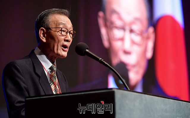 ▲ 노재봉 전 국무총리가 환영사를 하고 있다. 그는 이번 연회의 목적을 설명하면서 '한국보수연합'의 깜짝 출범 소식을 알렸다.ⓒ정상윤 기자