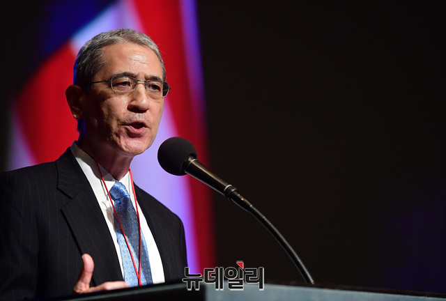 ▲ 고든 창 미국 변호사가 문재인 정부의 '퍼주기'식 대북 지원 정책에 대해 비판을 가하고 있다.ⓒ정상윤 기자