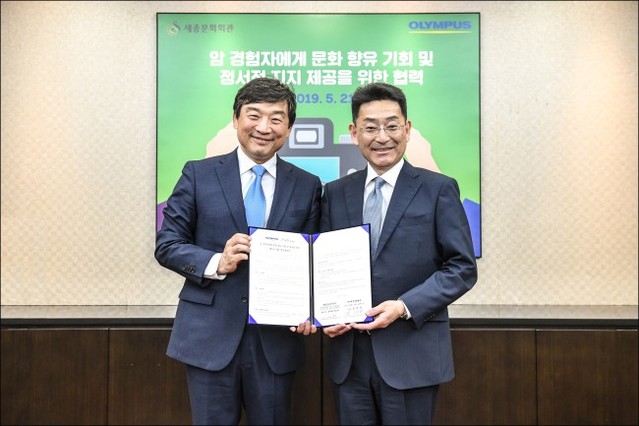 ▲ 김성규 세종문화회관사장(왼쪽)과 오카다 나오키 올림푸스한국 대표.ⓒ세종문화회관