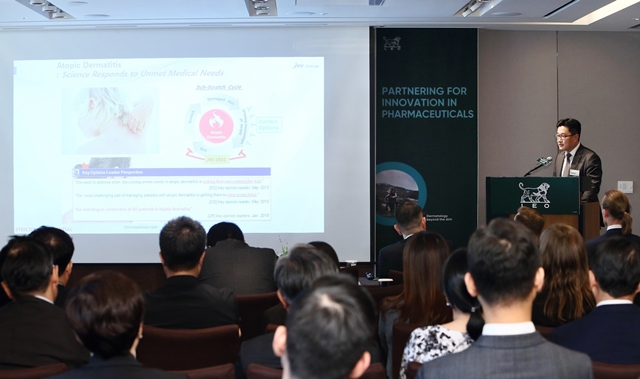 ▲ JW중외제약 박찬희 신약연구센터장이 21일 신라호텔에서 열린 ‘한국과 덴마크 수교 60주년 기념 세미나’에서 덴마크 레오파마와의 전략적 파트너십에 대해 소개하고 있다. ⓒJW중외제약