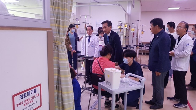 ▲ 나소열 충남도문화체육부지사가 21일 서산의료원을 방문, 한화토탈 유증기 유출 피해주민들을 위로하고 있다.ⓒ충남도