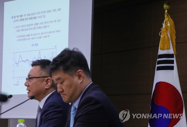 ▲ '심각한 KDI' 김현욱KDI 경제전망실장(왼쪽)과 정규철 경제전망실 전망총괄이 21일 세종시 정부세종청사 기획재정부에서 올해 상반기 경제전망을 발표하고 있다. KDI는 이날 