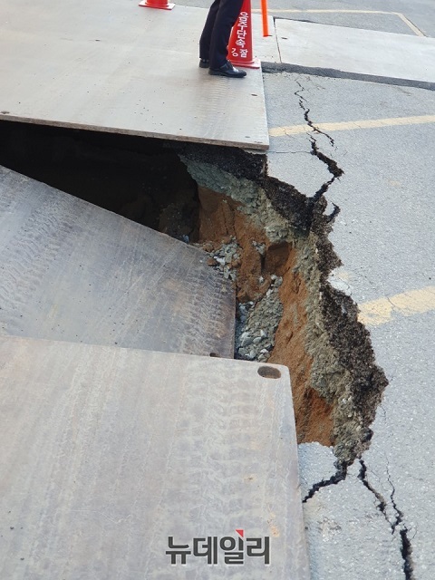▲ 지난 21일 오후 6시 15분쯤 세종시 보람동 세종 2차 대방디엠시티 주상복합아파트 현장 앞 도로에서 ‘씽크홀’이 발생했다.ⓒ김동식 기자