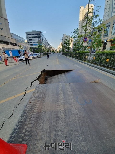 ▲ 세종시 보람동 세종 2차 대방디엠시티 주상복합 아파트 현장 앞 도로에서 갑자기 ‘씽크홀’이 발생해 임시방편으로 철판으로 덮어 안전 불감증이 여전하다는 지적을 받고 있다.ⓒ김동식 기자