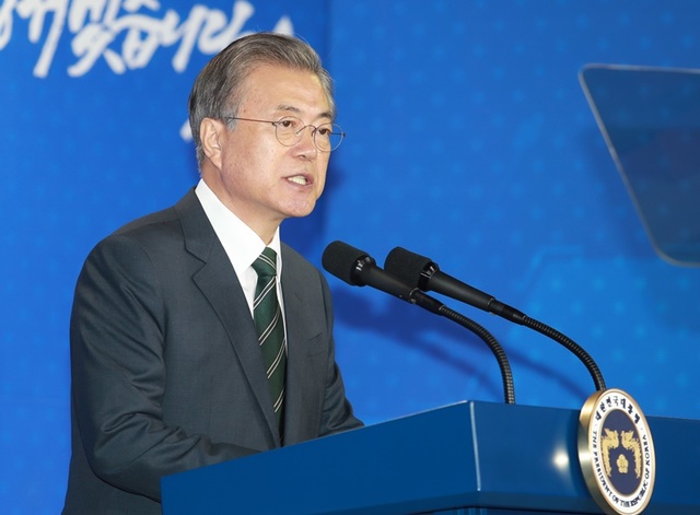 ▲ 문재인 대통령이 22일 충북 청주시 오송C&V센터에서 열린 ‘바이오헬스 산업 혁신 전략’선포식에서 바이오헬스분야 투자계획을 발표하고 있다.ⓒ충북도