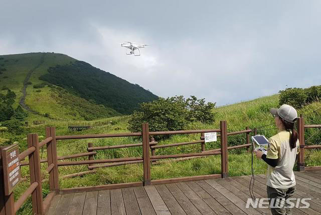 ▲ 지난해 8월 국립공원관리공단이 DJI 드론으로 수목 상태를 살피는 모습. ⓒ뉴시스. 무단전재 및 재배포 금지.