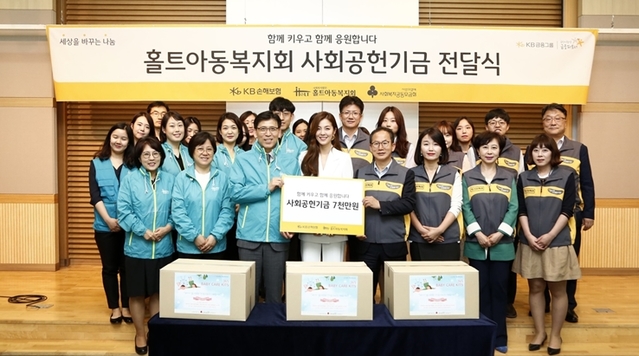 ▲ 이 날 행사에 참석한 KB손해보험 대표이사 양종희 사장(첫번째줄 우측에서 네번째), 홀트아동복지회 김호현 회장(첫번째줄 우측에서 여섯번째), 김성은 홍보대사(첫번째줄 우측에서 다섯번째)가 임직원 봉사단원들과 함께 기념 촬영을 하고 있다.ⓒKB손해보험