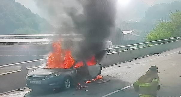 ▲ 23일 오전 8시 45분쯤 세종시 소정면 대곡터널 입구에서 K5 승용차가 불이 나 소방대원들이 진화작업을 벌이고 있다.ⓒ세종소방본부