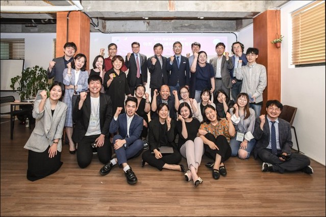 ▲ '아트 펀드레이징 피칭데이' 참여자 단체사진.ⓒ예술경영지원센터