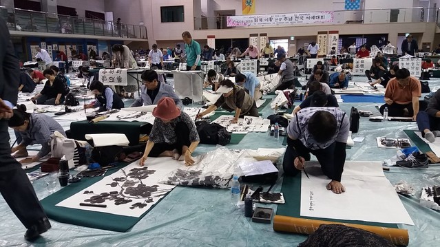 ▲ 지난해 퇴계 이항선생 서예대회에 참가한 출전자들이 작품에 열중이다.ⓒ한국서예협회 단양군지부 제공