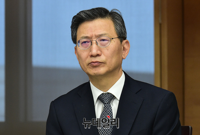 ▲ 석태수 한진칼 부회장이 23일 김상조 공정거래위원장과 15개 중견기업 간담회에 참석했다.ⓒ이종현 기자