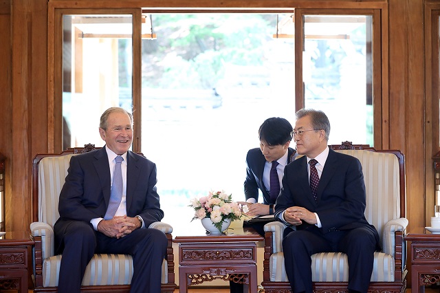 ▲ 문재인 대통령과 조지 부시 전 미국 대통령이 23일 오전 청와대 상춘재에서 만나 대화를 나누고 있다. ⓒ청와대