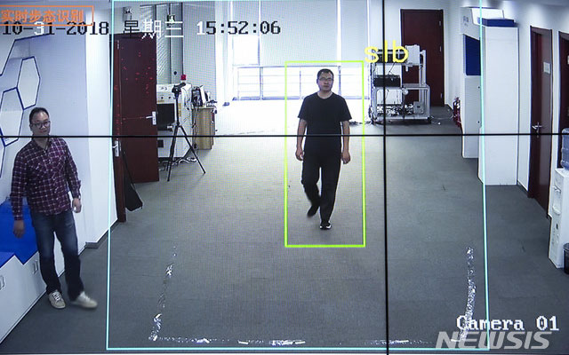 ▲ 中'하이크 비전'이 선보인 실시간 안면인식 시스템 시연. 3초만에 특정인물의 개인정보를 찾아낼 수 있다고 한다. ⓒ뉴시스. 무단전재 및 재배포 금지.