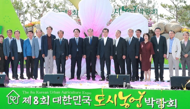 ▲ 23일 열린 제8회 대한민국 도시농업박람회에 이개호 농림축산식품부장관, 이시종 충북도지사,장선배 충북도의회의장, 한범덕 청주시장, 하재성 청주시의회의장 등 주요 인사들이 참석해 박람회 성공을 기원했다.ⓒ충북도
