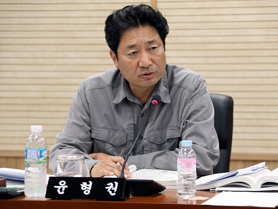 ▲ 윤형권 세종시의원이 22일 있은 세종소방본부 행정사무감사에서  현장을 일사분란하게 지휘·통제하려면 대응예방과장과 상황실장의 직급이 지방소방령(지방사무관급)에서 지방소방정(지방서기관급)으로 상향돼야 한다고 문제를 제기했다.ⓒ세종시의회