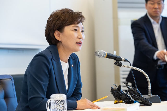 ▲ 김현미 국토교통부 장관이 23일 세종시 인근 식당에서 열린 출입기자 오찬 간담회에서 발언하고 있다.ⓒ국토부