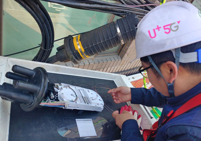 ▲ 5G 통신망을 점검 중인 LG유플러스 관계자. ⓒ뉴시스. 무단전재 및 재배포 금지.
