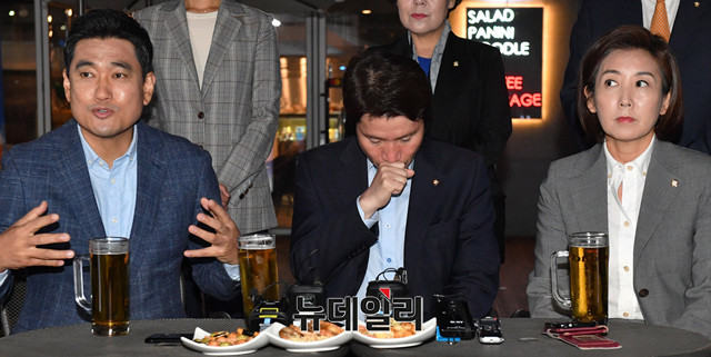 ▲ 여야 3당 교섭단체 원내대표가 20일 저녁 서울 여의도 국회 인근 호프집에서 '맥주 회동'을 하고 있다. (왼쪽부터)오신환 바른미래당, 이인영 더불어민주당, 나경원 자유한국당 원내대표. ⓒ뉴데일리 DB