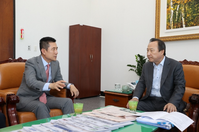 ▲ 이강덕(왼쪽) 포항시장이 홍일표 국회 산업통상자원중소벤처기업위원회(산자위) 위원장을 만나 '포항지진 특별법'제정을 촉구하고 있다.ⓒ포항시
