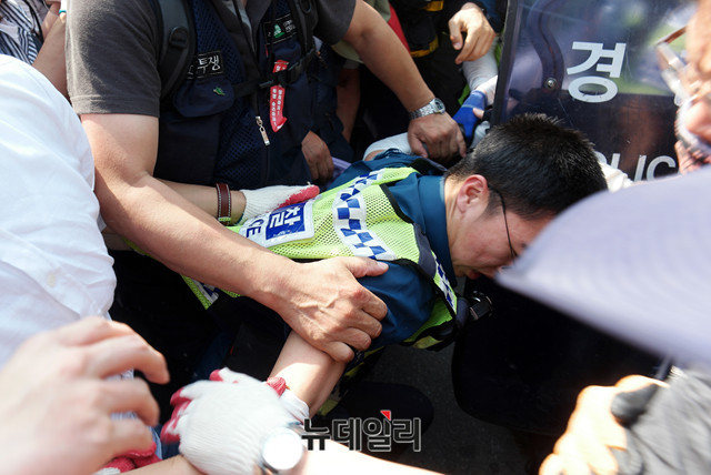 ▲ 경찰관에게 완력을 행사하는 민주노총 ⓒ 뉴데일리DB