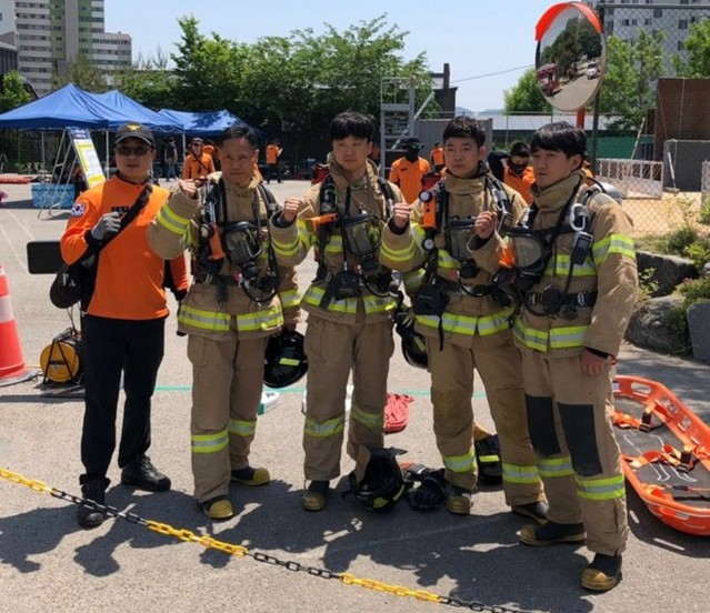 ▲ 제천소방서 조동우 팀이 충북도소방기술경연대회 인명구조분야에서 최우수상을 받고 기념촬영을 하고 있다.ⓒ제천소방서