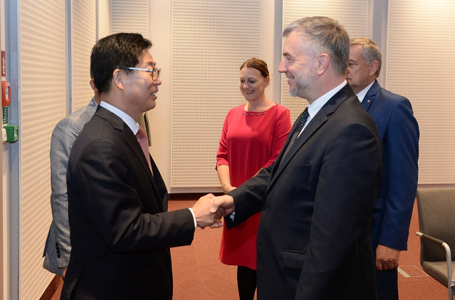 ▲ 양승조 충남도지사가 23일(현지시각) 폴란드 비엘코폴스카주청사를 공식 방문해 워즈니악 주지사와 환담을 나눴다.ⓒ충남도