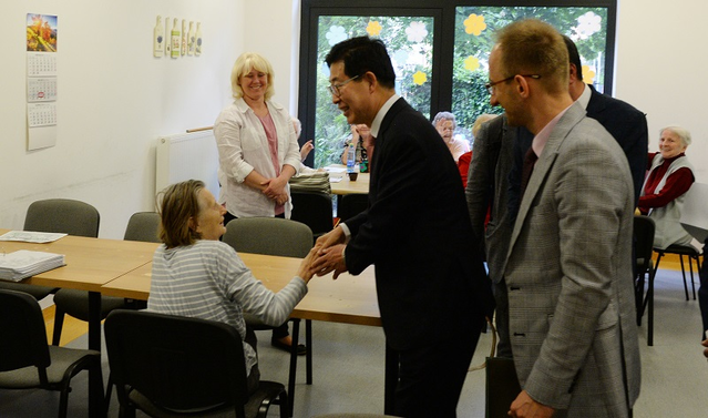 ▲ 양승조 충남도지사가 23일 비엘코폴스카주청사 공식 방문에 앞서 포즈난 알츠하이머협회를 방문해 시설을 살피고 환자들을 위로했다.
ⓒ충남도