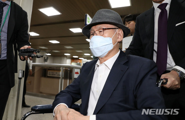 ▲ 김백준 전 청와대 총무기획관이 지난 21일 서울고등법원에서 열린 본인의 항소심 공판에 휠체어를 타고 출석하고 있다. ⓒ뉴시스
