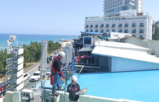 ▲ 강원도 강릉시 경포해수욕장 인근에서 5G 기지국 장비를 설치하는 LG유플러스 직원들. 최근 화웨이 문제가 불거지자 국내에서는 LG유플러스에 대해 우려하는 목소리가 커지고 있다. ⓒ뉴시스. 무단전재 및 재배포 금지.