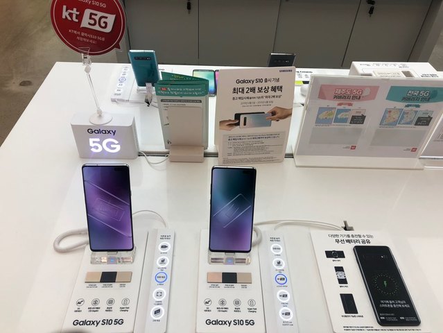 ▲ 대리점에 디스플레이 해놓은 삼성전자 갤럭시S10 ⓒ박소정 기자